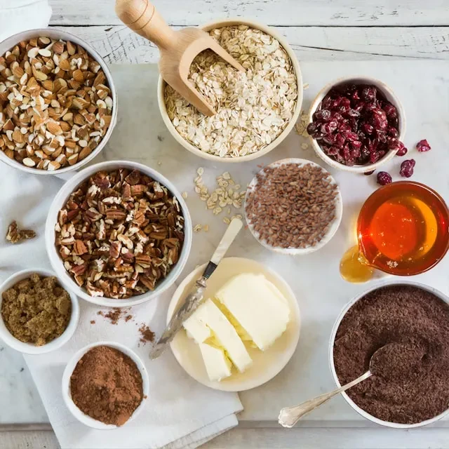 Avena especiada con almendras y linaza, un desayuno saludable y rico en fibra para energía y un comienzo nutritivo del día.